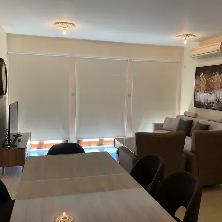 Theseus Sea View דירה